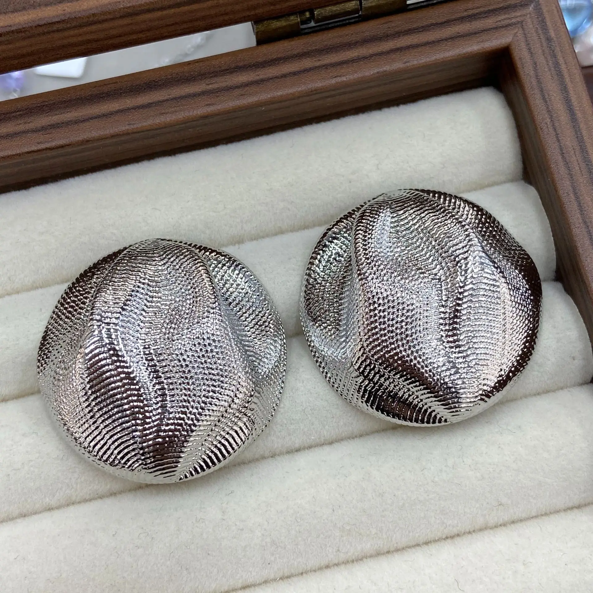 Retro Crinkled Textured Round Earrings for Women Sculptured Concave Metal Stud Earrings Trendy Daily Statement Accessories