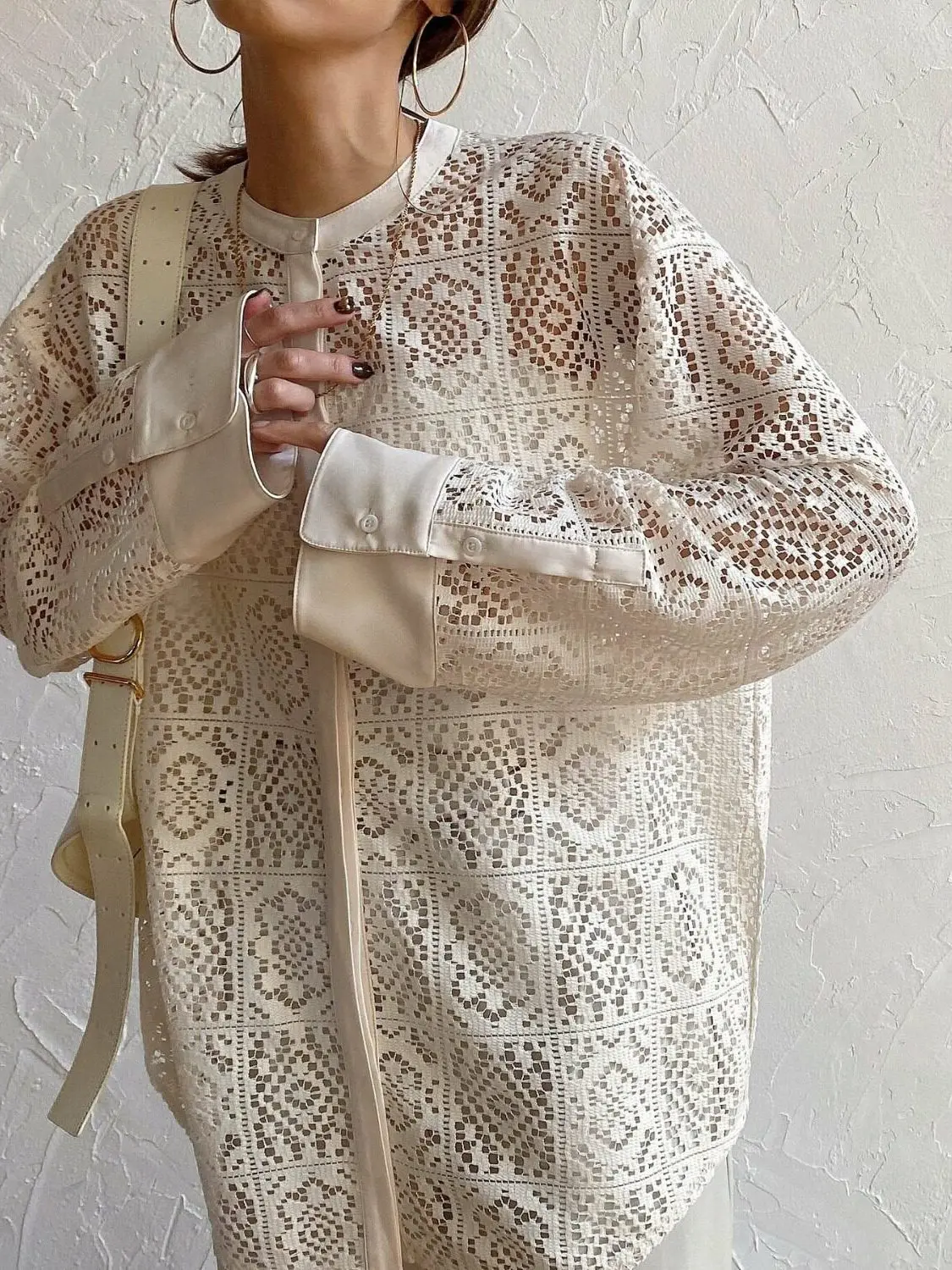 

Korean Sle Splicing Hollow out Hook Lace irt Women's Spring Autumn Loose Versatile Top Lace Blouse Breathable Long Sve...