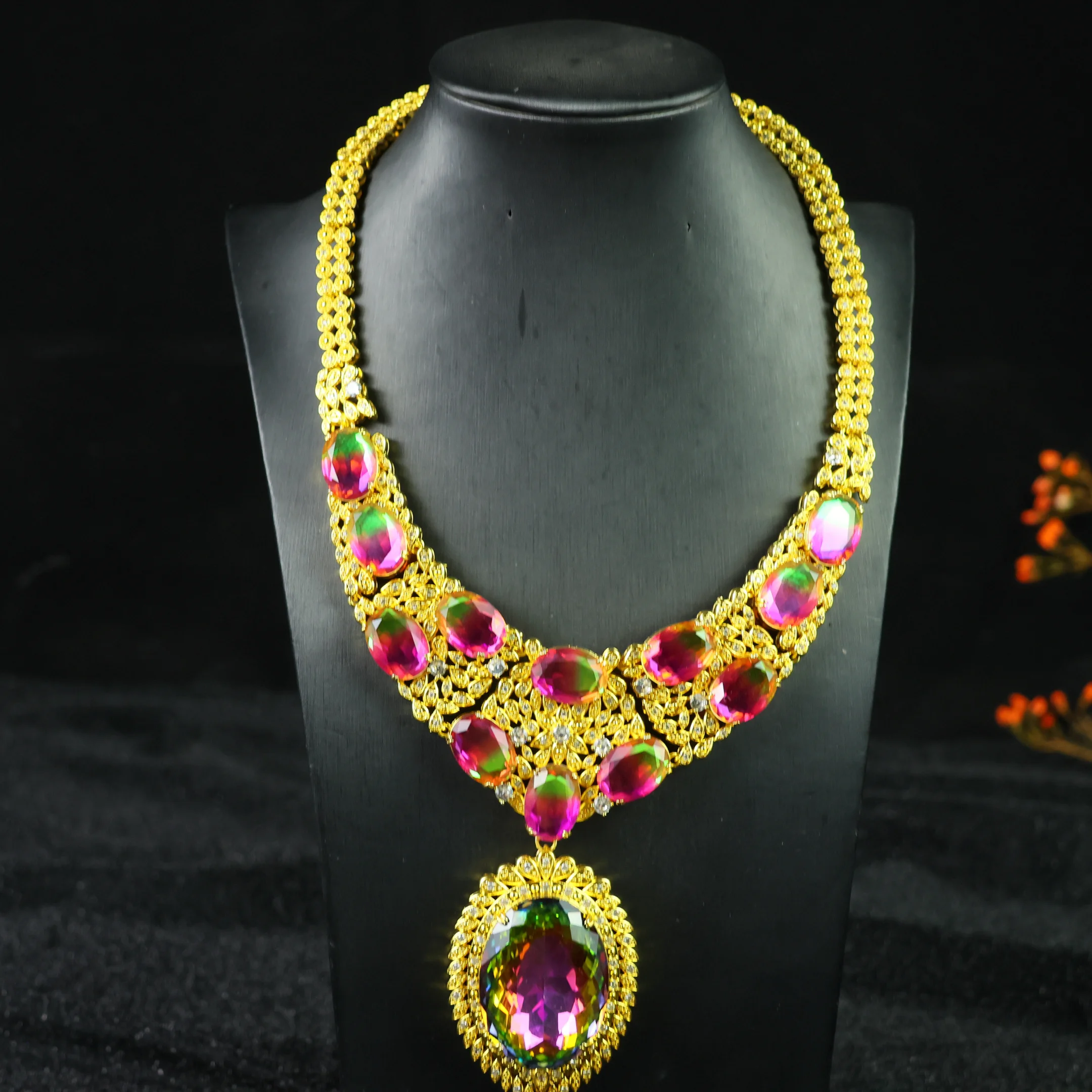 

Винтажное ожерелье в придворном стиле с фиолетовым камнем и желтым цирконом, женское массивное колье-чокер с крупным кулоном, украшение для банкета и вечернего платья