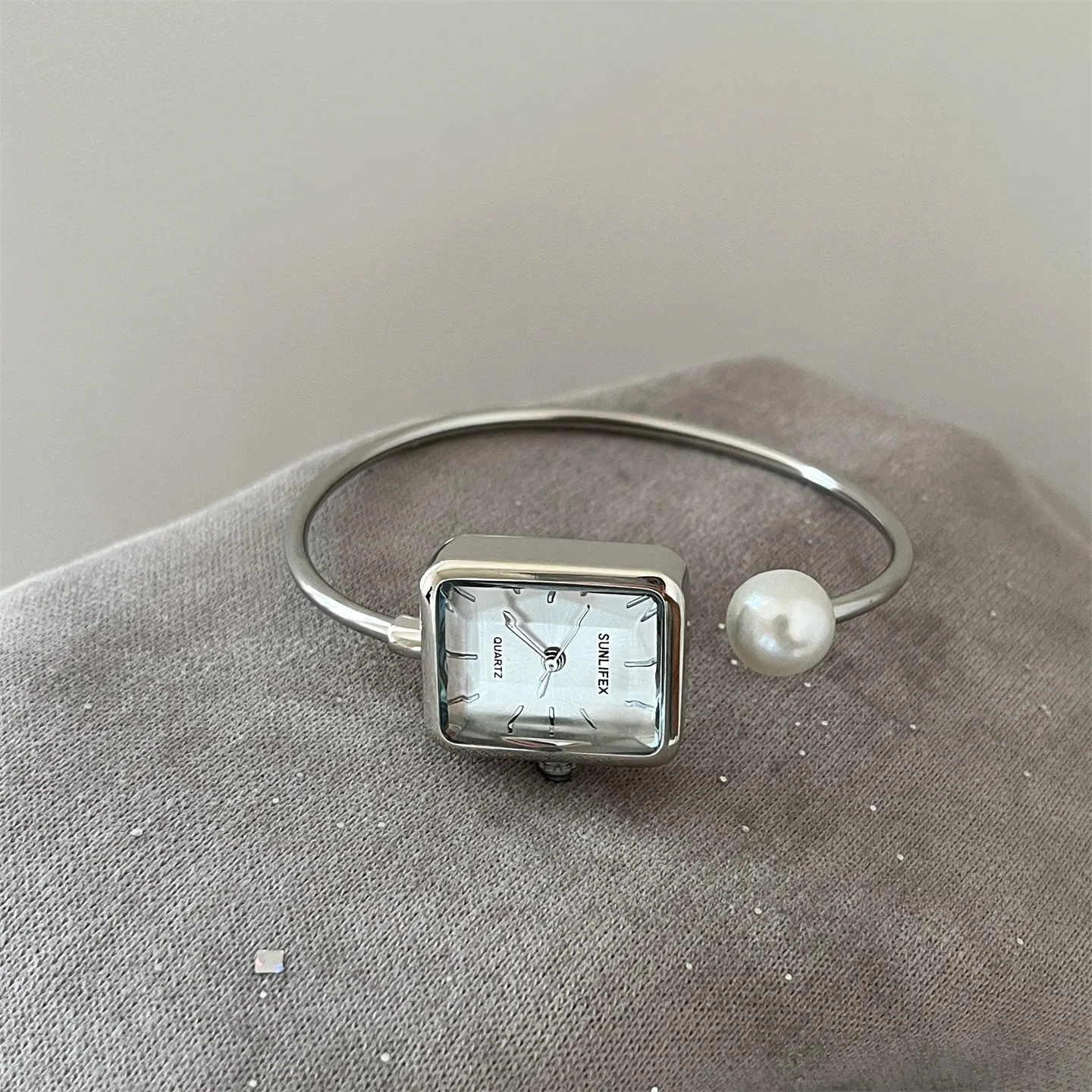 女性用腕時計ゴールドスクエアパールブレスレット腕時計ライト高 - Luxury Watch Square のレビューと価格