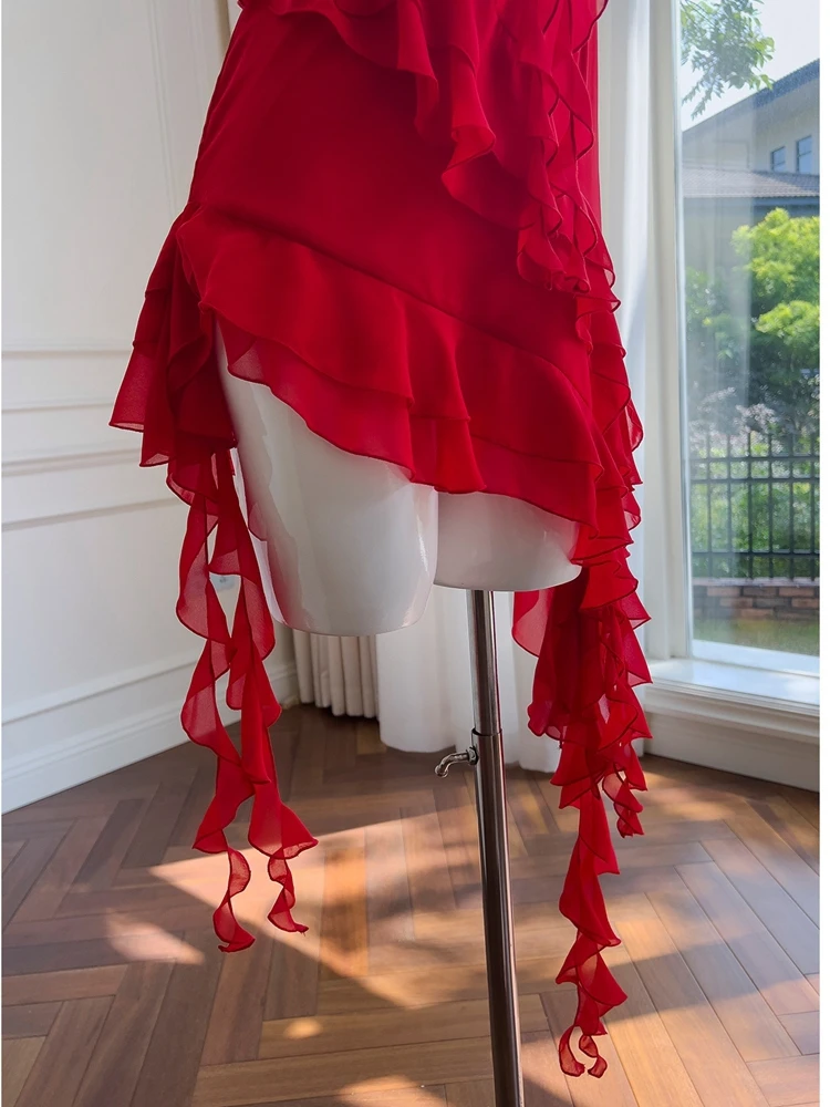 เดรสยาวสีแดงแบบเปิดไหล่ แต่งลูกไม้ เหมาะสำหรับวันหยุด ดีไซน์สำหรับคนตัวเล็ก ทรงเข้ารูป เอวสูง สำหรับฤดูร้อน