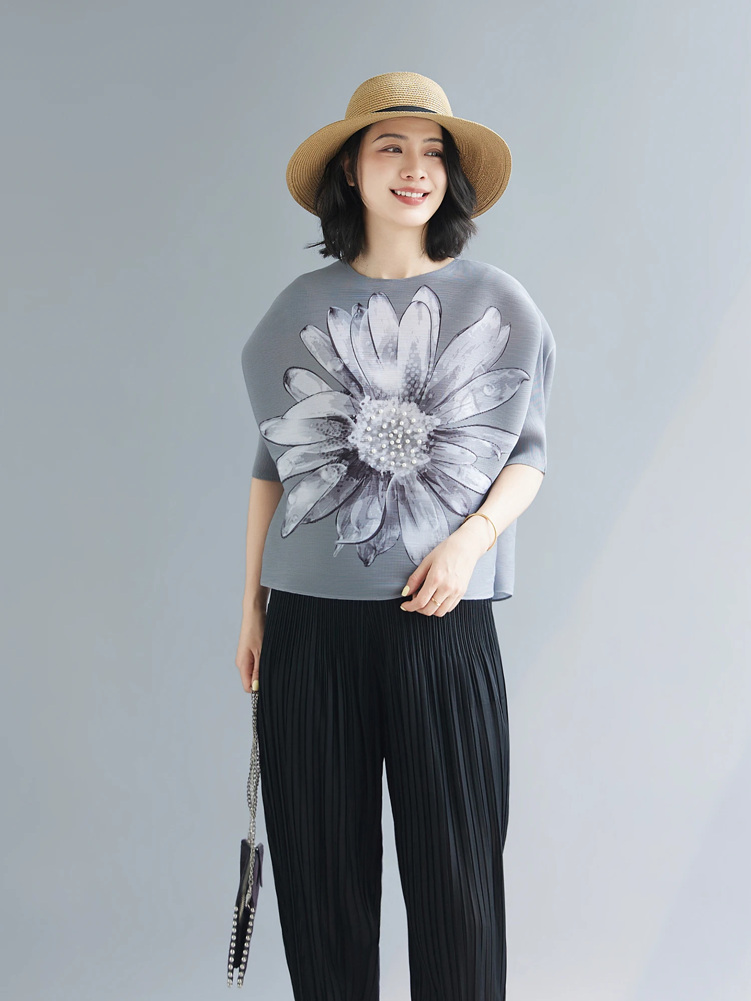Slimming Effect Summer New plus Size Short Sleeve T-Shirt Women's Loose Fit Lightweight Grey Top Elegant Style Polyester Fabric