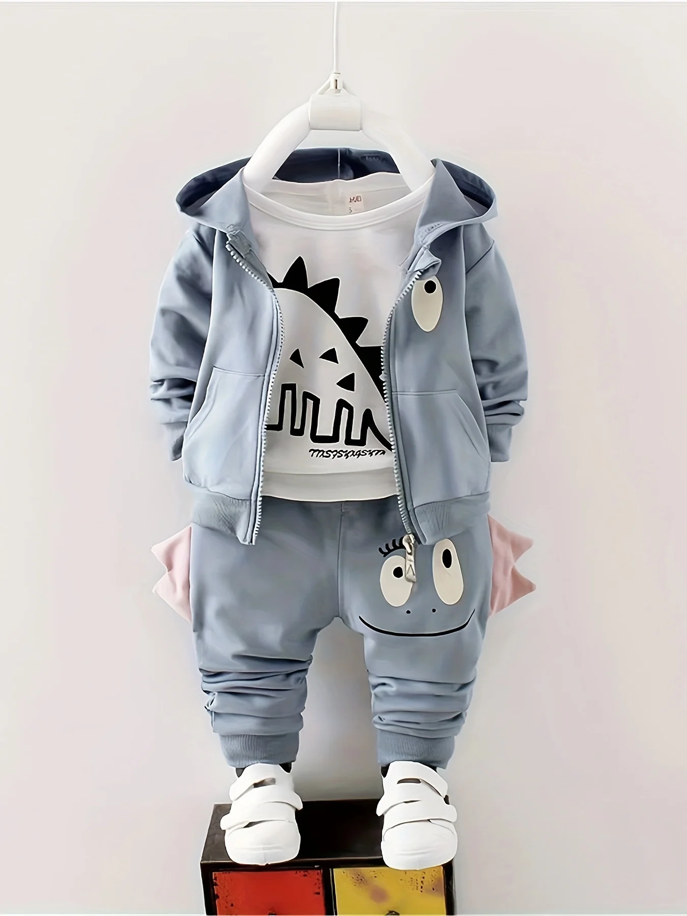 3-teiliges Dinosaurier-Outfit für Jungen, Kapuzenjacke mit Reißverschluss, Cartoon-Print, Innen-T-Shirt, Spikes-Dekor, elastische Bündchen, Jogginghose, Kinder-Trainingsanzug-Set – Detail 7