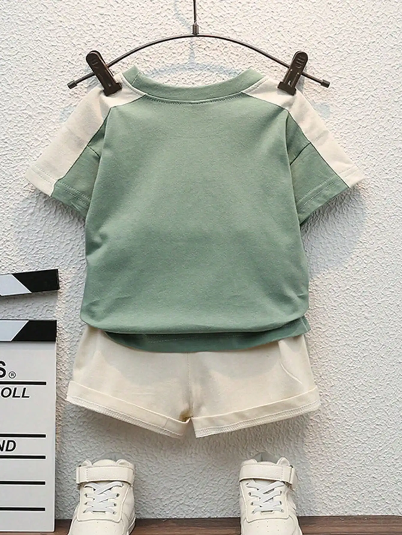 Summer minimalist letter contrast color round neck short-sleeved shirt and shorts set for infants and young children