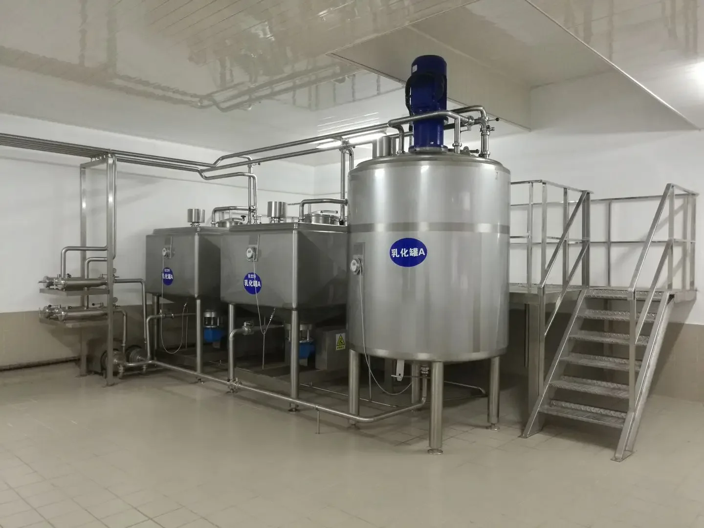 Small scale milk processing machine