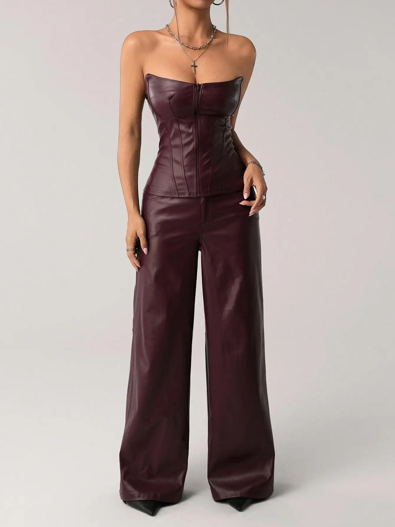 

Комплект из бордового корсетного топа из искусственной кожи и брюк с широкими штанинами для женщин