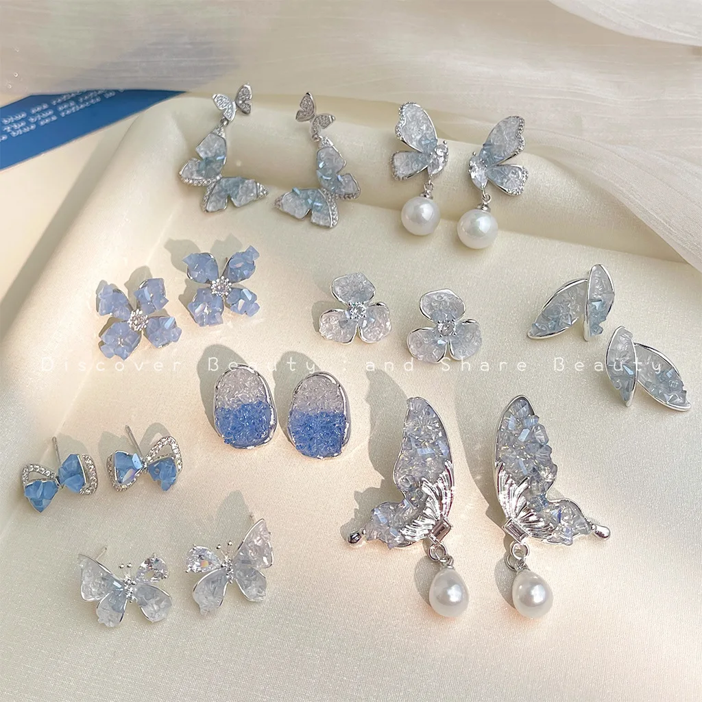 

Аксессуары для самостоятельного изготовления: серьги-гвоздики с градиентным переходом цвета, синими стеклянными кристаллами в форме цветов, женские, свежие и нежные, во французском стиле, с жемчугом и бабочками.