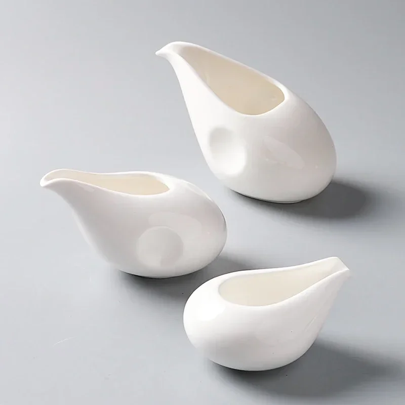 أباريق حليب القهوة الصغيرة المصنوعة من السيراميك المبتكر مع مقبض كوب حليب علبة حليب مطعم مرق قوارب أدوات مائدة متخصصة باللون الأبيض النقي