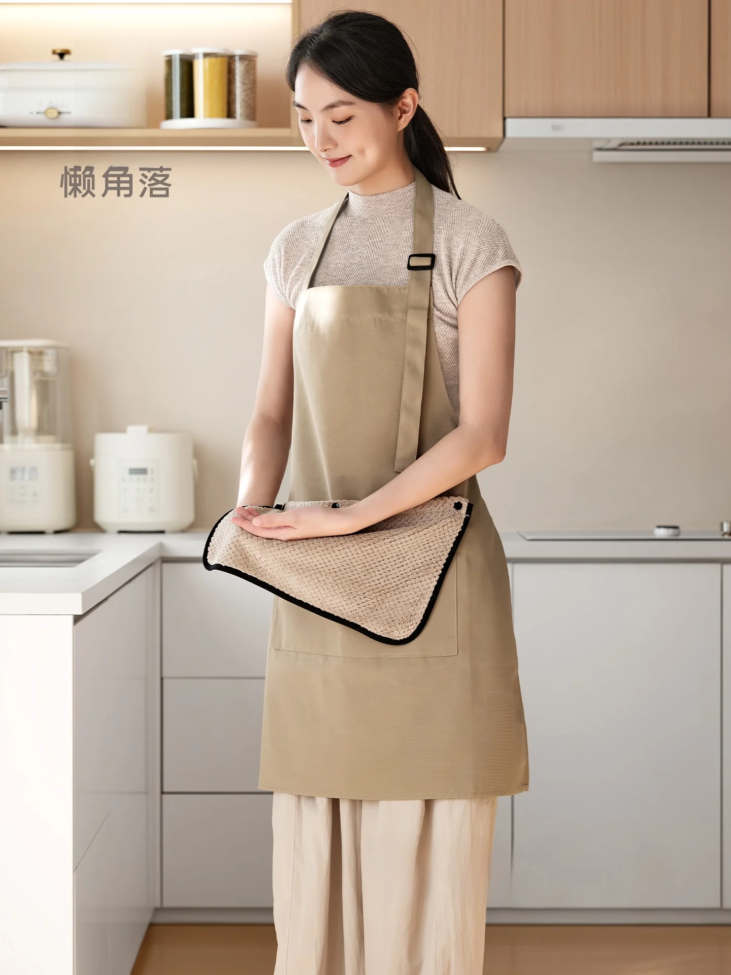 Waterproof Kitchen Apron Women's Style Detachable Hand Wiping Feature Breathable Material for Cooking Home Use New 2026