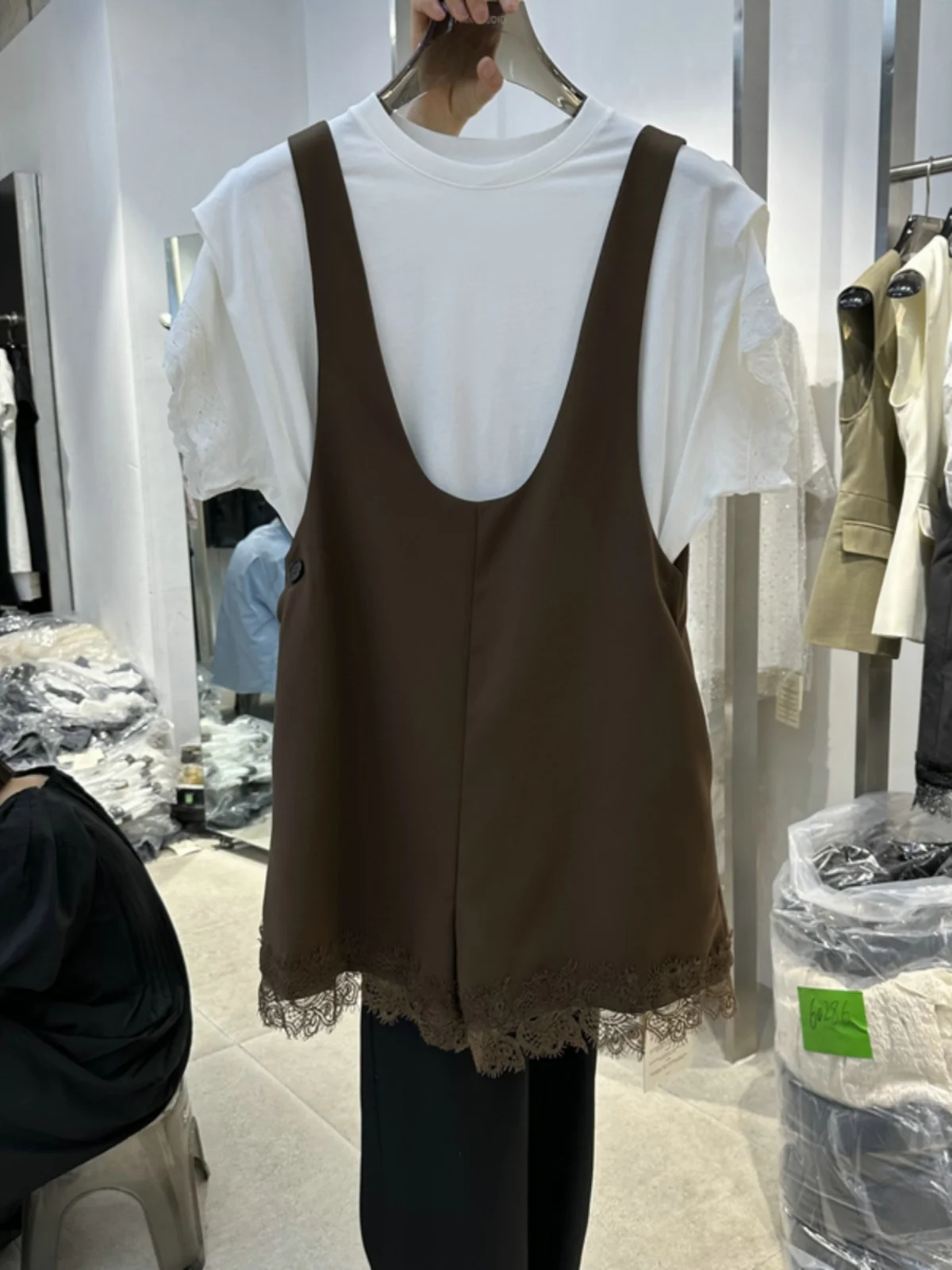 

Комплект из двух предметов 0388 Petite Set Spring 2024: женская футболка с рюшами по низу и шорты с боковой молнией на пуговицах сзади, в стиле для повседневной носки, с коротким рукавом.