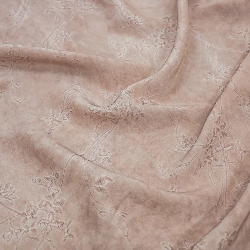 Dies ist ein Nischendesign-Stoff für Kleidung aus Seide mit gewelltem Satin-Prägungskrepp im künstlerischen Stil und schmutzigem Färben