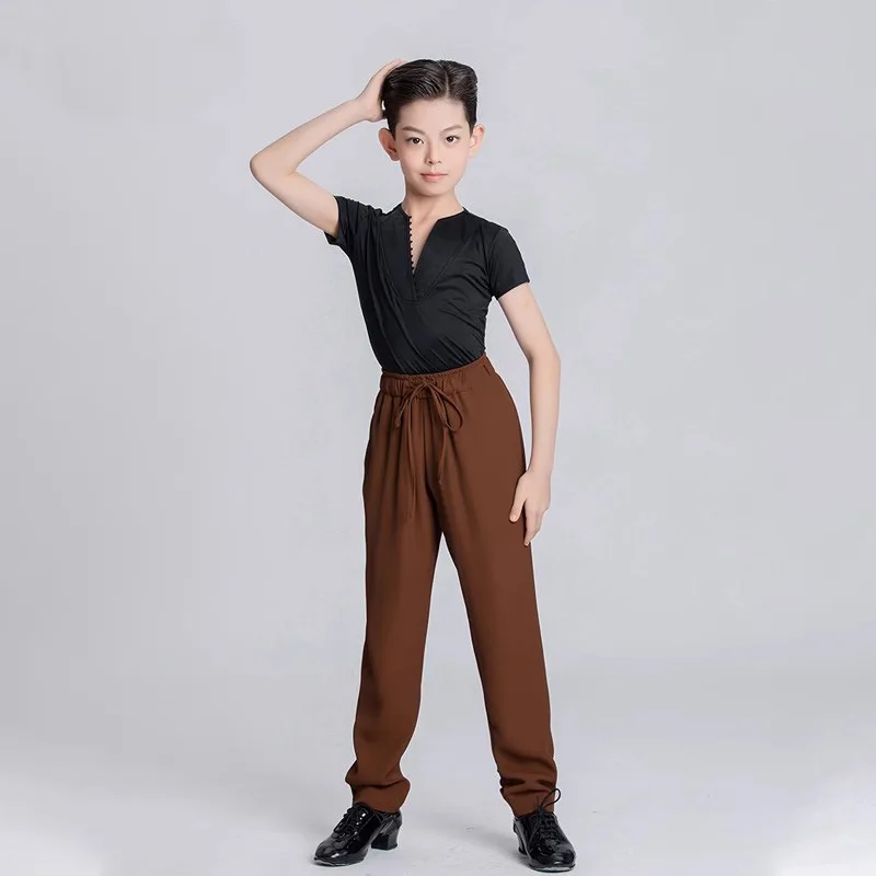 Dostosowany strój do tańca latynoamerykańskiego dla chłopców, zaawansowany, głęboki dekolt V, czarne krótkie rękawy, brązowe spodnie ze sznurkiem, zestaw do występów na egzaminach.