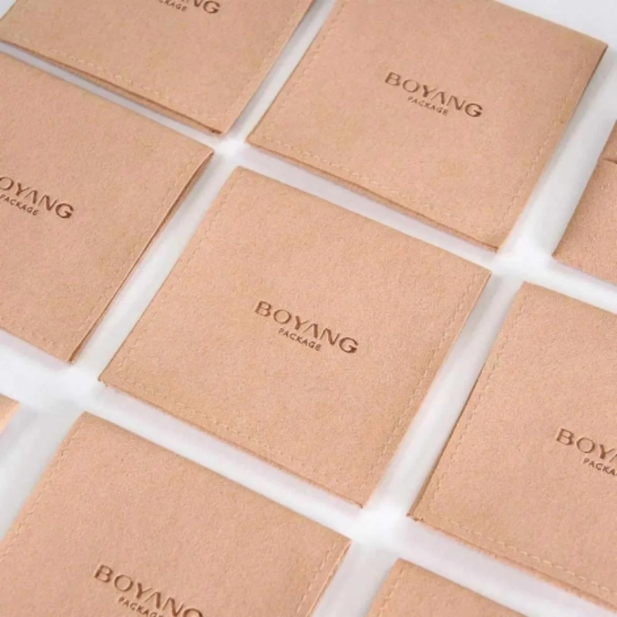 

100 шт., сумка для ювелирных изделий из искусственной кожи с логотипом, 12x12 см, кожаное кольцо, серьги, браслет, кулон, конверт, пылезащитные коробки, подарочный чехол, мешок для хранения