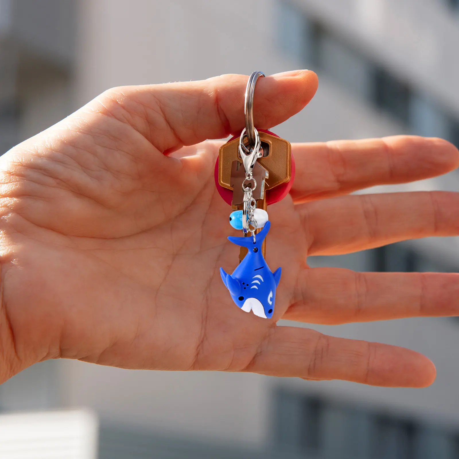 

2 шт. Брелоки-подвески в виде акулы со светодиодной подсветкой и звуковой кнопкой, креативный подарок на день рождения, Рождество, для вечеринок и декора