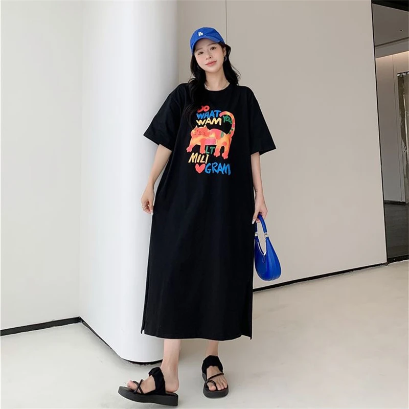 Sommer neue lose Seite geteilt faul T-Shirt Kleid über Knie mittellanges Kleid Cartoon Katze Brief druck lose schwarze Damen bekleidung