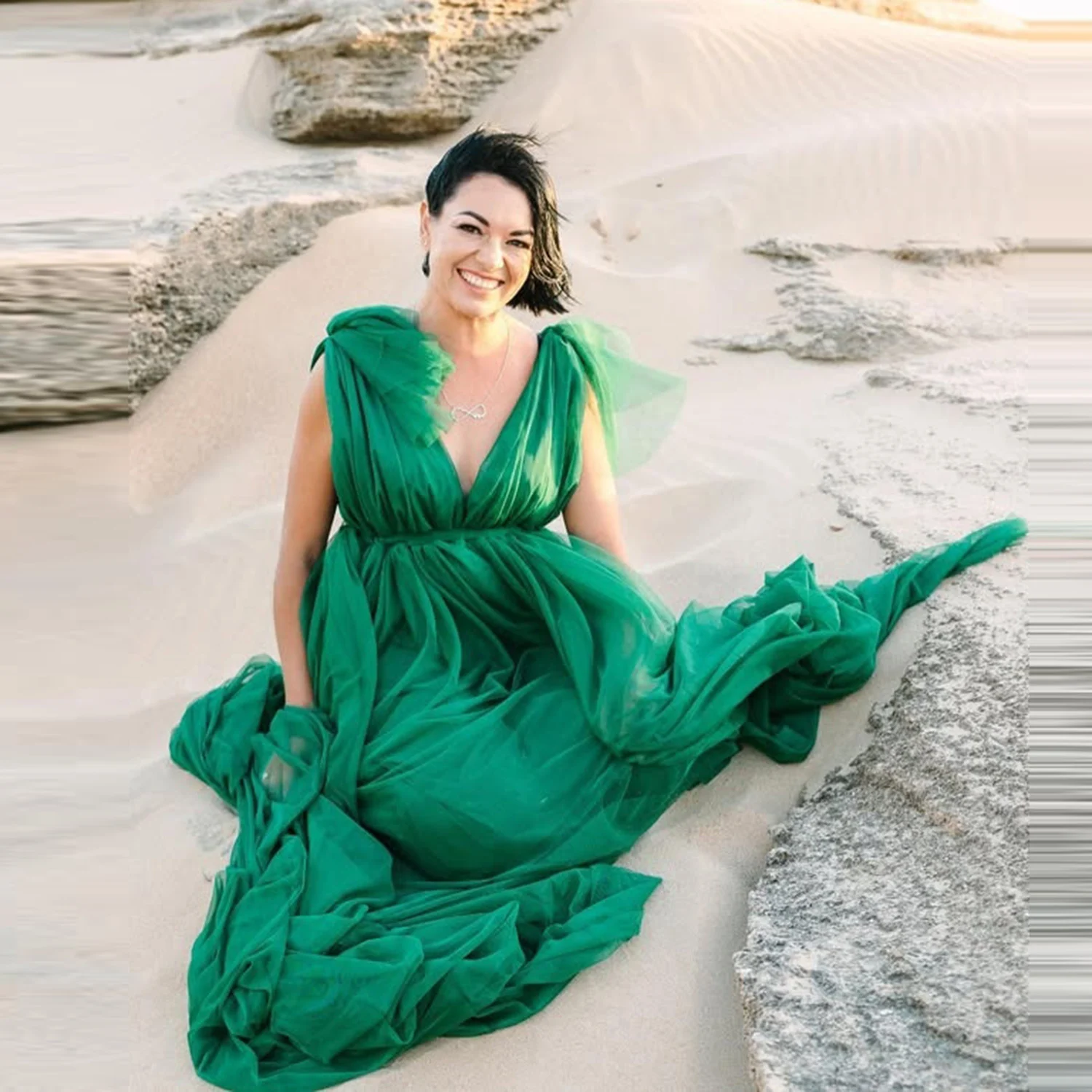 ชุดราตรีสีเขียวคอวีลึกทรงเอไลน์ยาวกรอมพื้น ดีไซน์หรูหราสำหรับงานพรอม งานเลี้ยง และงานพิธีการต่างๆ