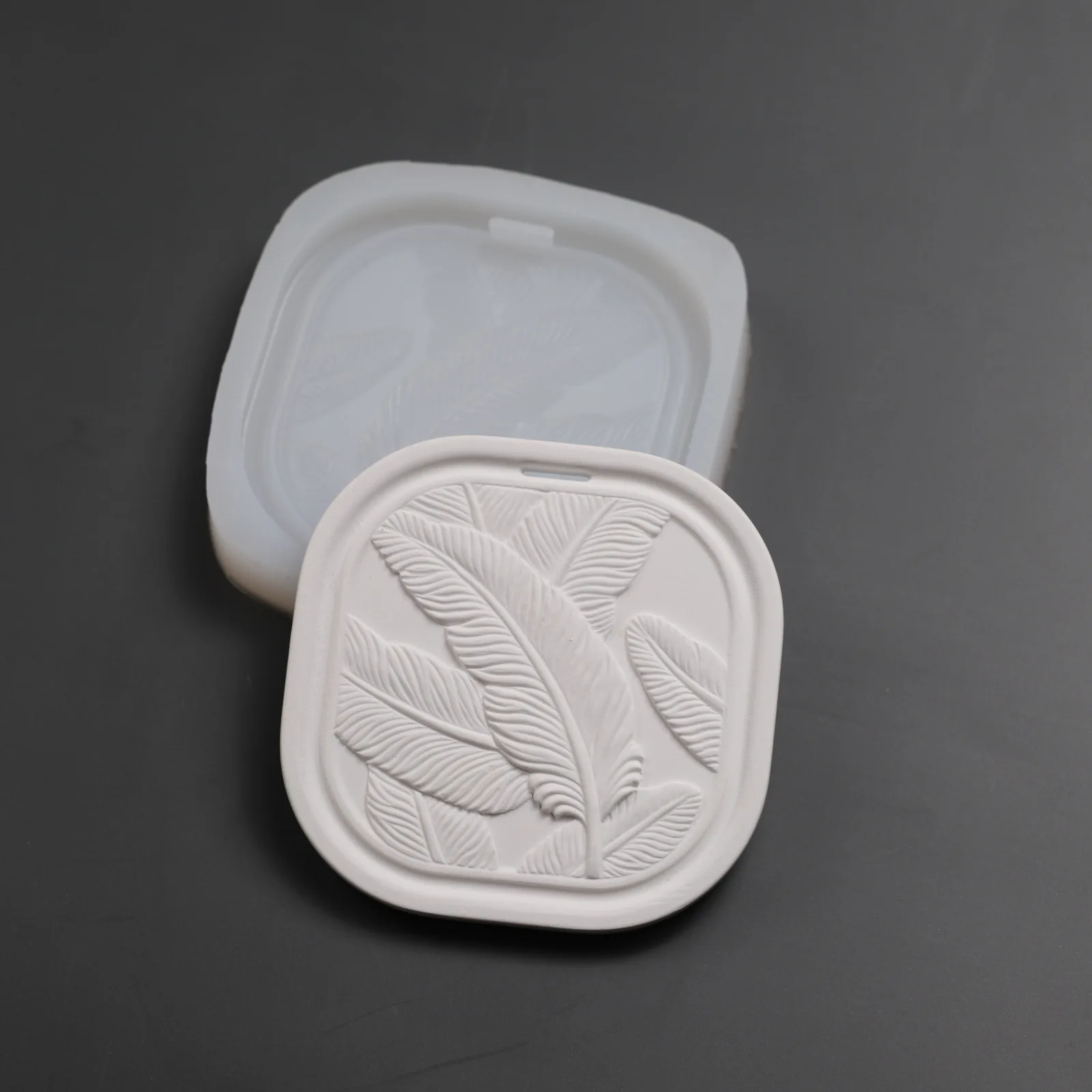 DIY Aromatherapy Tag Plaster Silicone Mold Pendant Plaster Mold Leaf Shape Resin Molds Silicone Molds Concrete