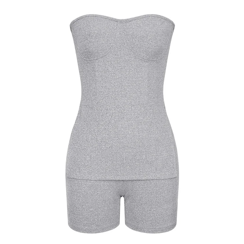Sommerliches Damen-Set, bestehend aus einem trägerlosen Oberteil und einer kurzen Hose, zweiteilig, geripptes Strickoberteil mit seitlichem Schlitz, figurbetonte kurze Hose, passendes Outfit, Dropshipping. – Detail 2