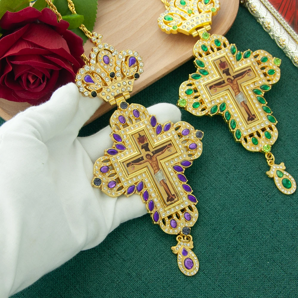 HTISOK Goldfarbenes Orthodoxes Kreuz-Anhänger mit farbigen Strasssteinen, christliches Kruzifix, religiöses Geschenk für Männer und Frauen mit Box – Detail 7