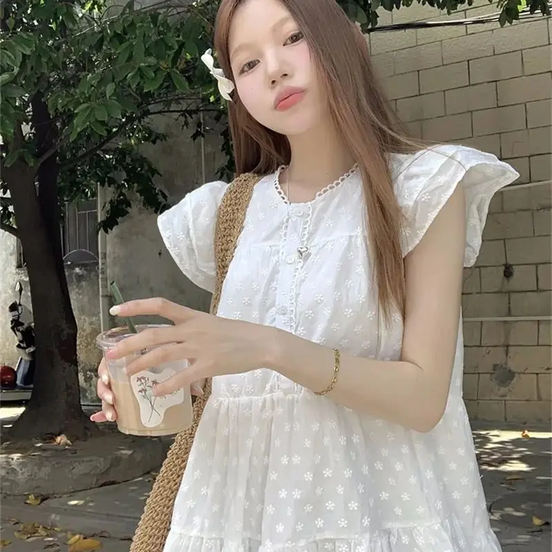 Vestido bordado branco doce e nicho à beira-mar para mulheres no verão de 2025, saia curta e pequena em camadas, saia de bolo