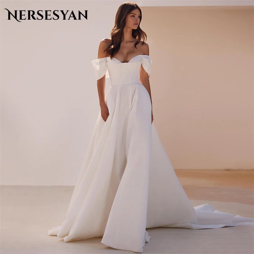 فساتين زفاف أنيقة من الستان من Nersesyan ثنيات عاري الكتفين فساتين زفاف خاصة طويلة خط ثنيات من Vestidos De Novia 2023