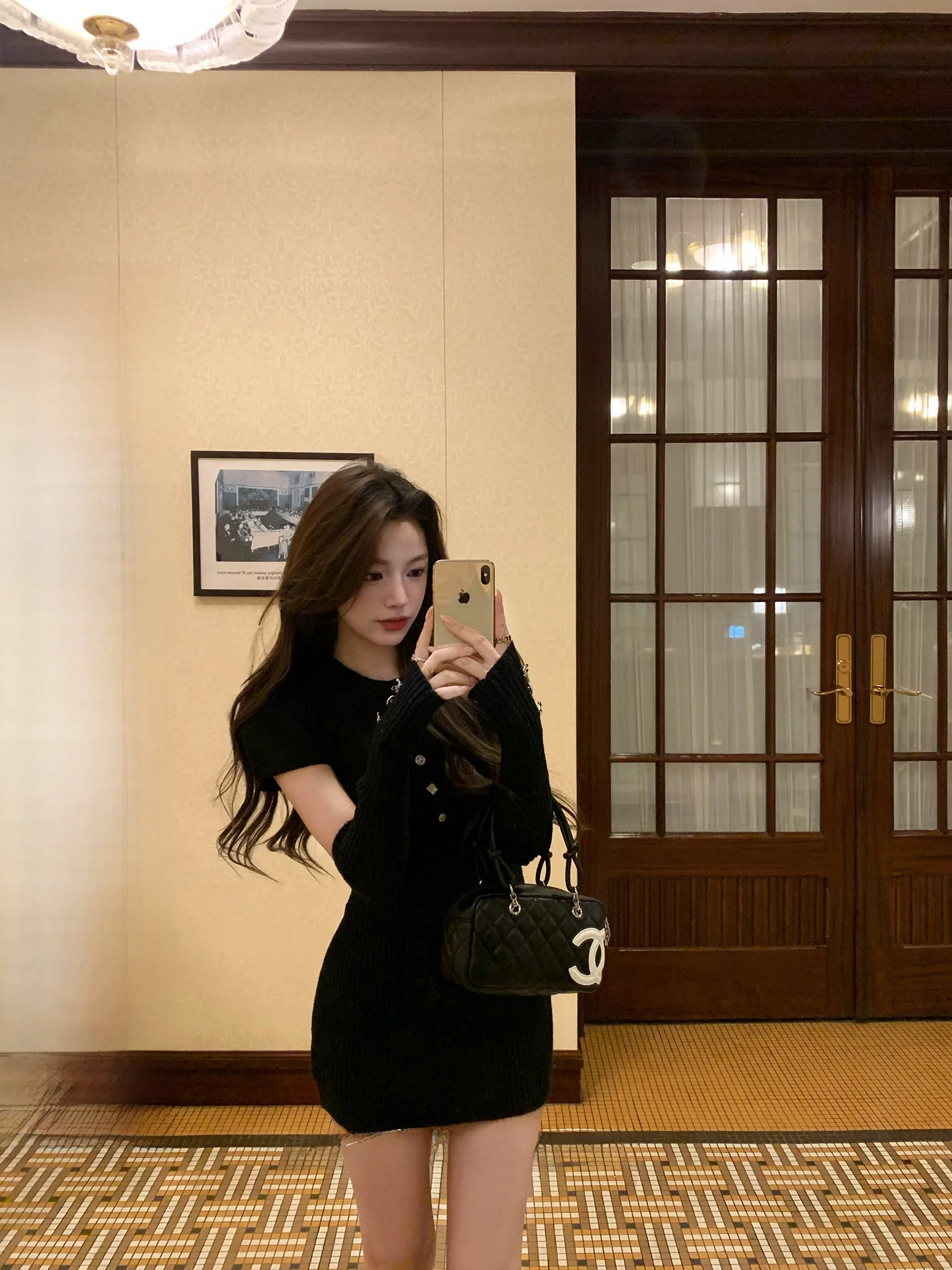 

Трикотажный свитер-кардиган из плотной ткани с круглым вырезом, облегающий, с зауженной талией, с короткими рукавами и манжетами на пуговицах