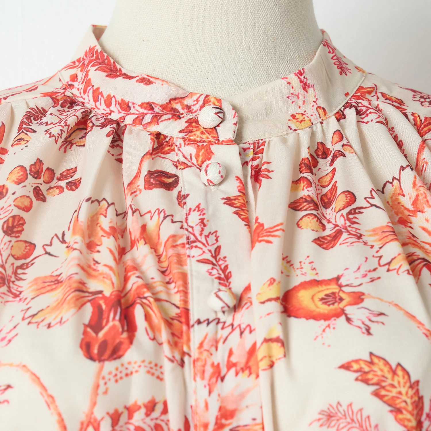 Conjunto de duas peças com csa e foada e calça plona com cinto, estilo férias outono 2024, terno f com...