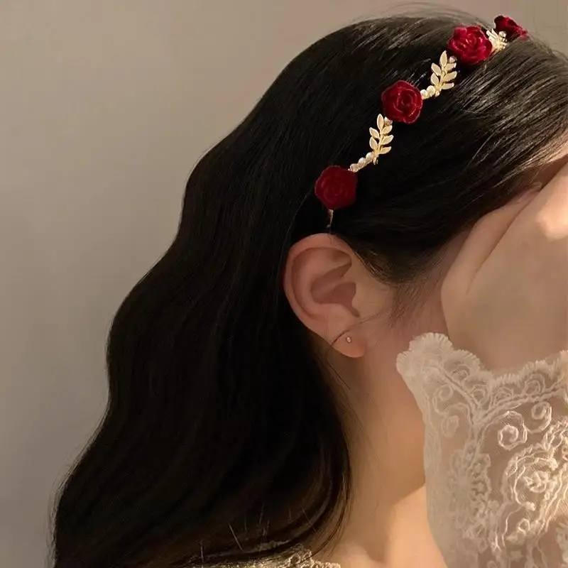Elegante Rosenblüten-Stirnbänder mit Kunstperlen und goldenen Blättern für Hochzeiten, Brautpartys und den Alltag. – Detail 3