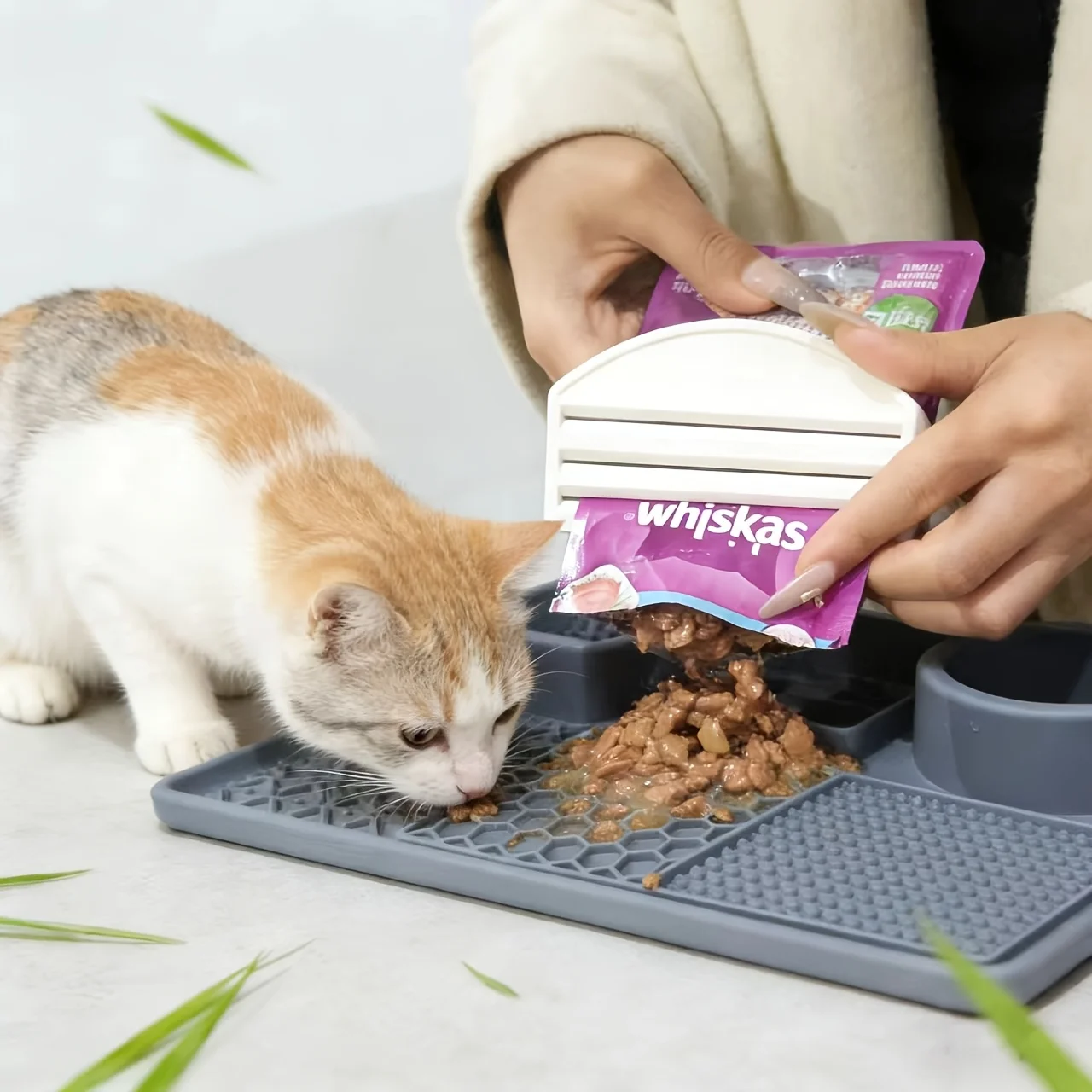 Cat Food Extruder, Main Diet for Cats and Dogs, Wet Food Pouch Extruder, Kitten Treat Scraper, Mess-Free Scraper