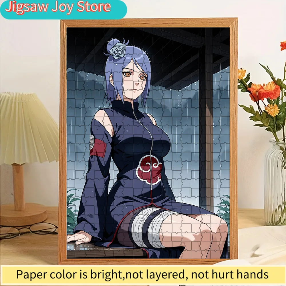 Rompecabezas de Papel de Alta Calidad con Diseño de Anime: Konan con Vestido de Akatsuki Sentada en un Banco de Madera en una Escena Lluviosa con Plantas Verdes Vívidas