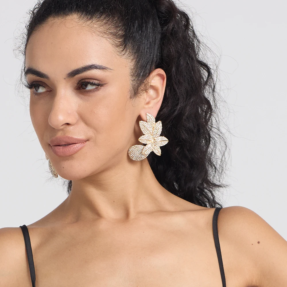 Pendientes colgantes de Metal con forma de piña para mujer, aretes largos de diamantes de imitación brillantes de lujo, joyería de fiesta, tendencia