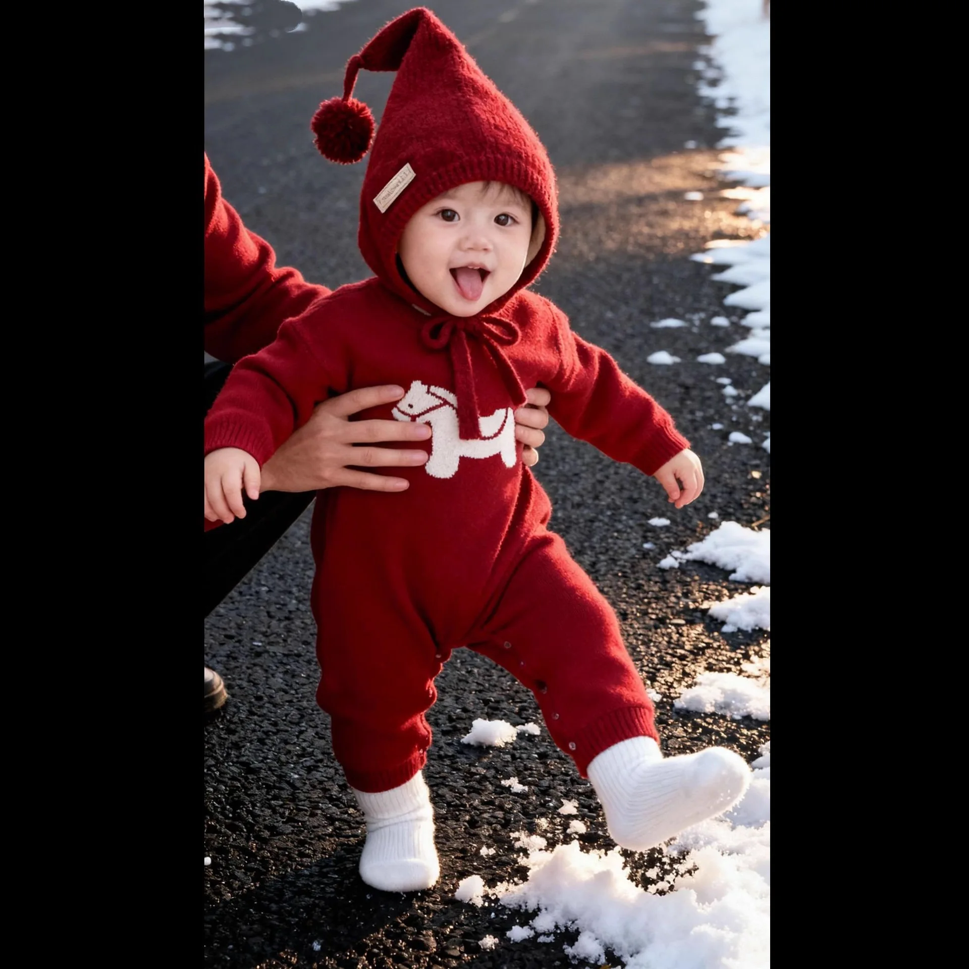 2026 السنة الجديدة الأسرة مطابقة الزي الحصان العام سترة حمراء للآباء أطفال طفل دافئ كم طويل لطيف طباعة هدية عيد