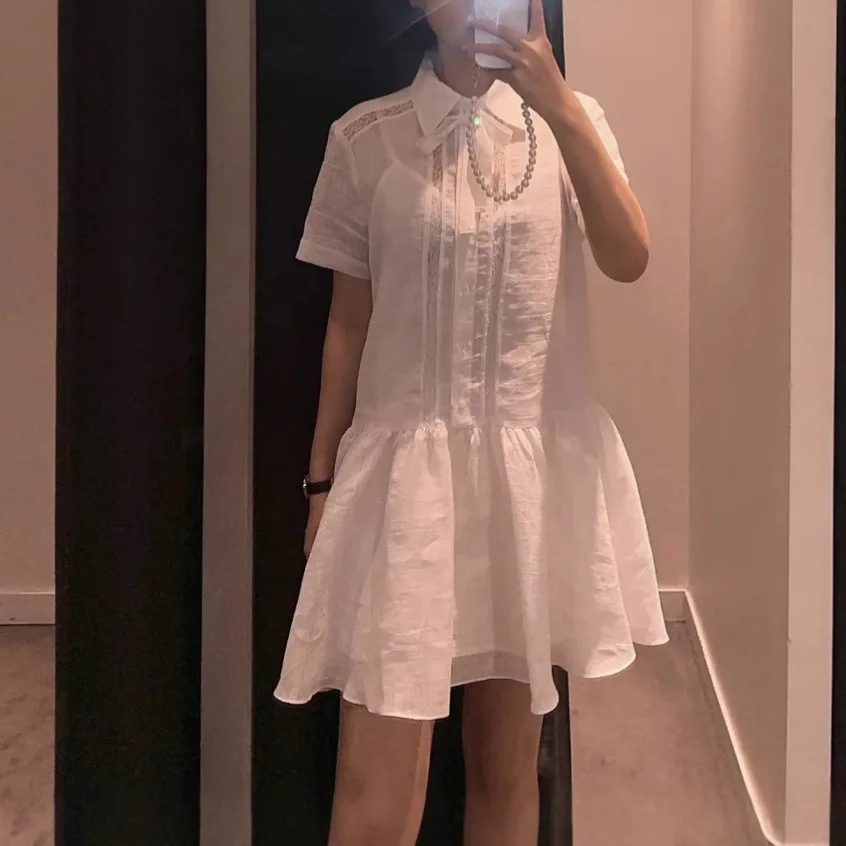 Abito da donna bianco con volant e abito camicia elegante slim fit con fiocco