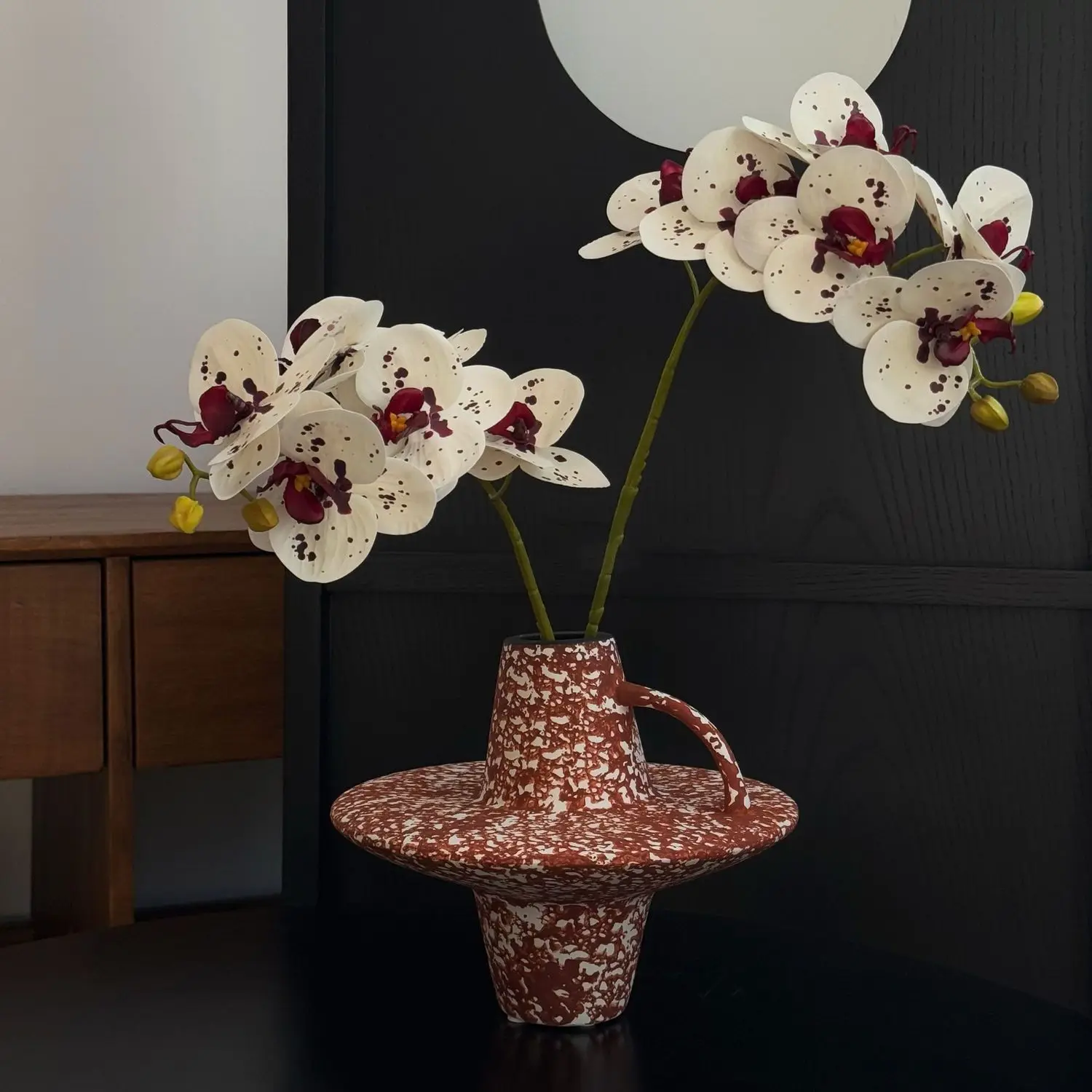 

Red rust round plate vintage hotel b&b ceramic vase artificial flowers fake flowers floral arrangement