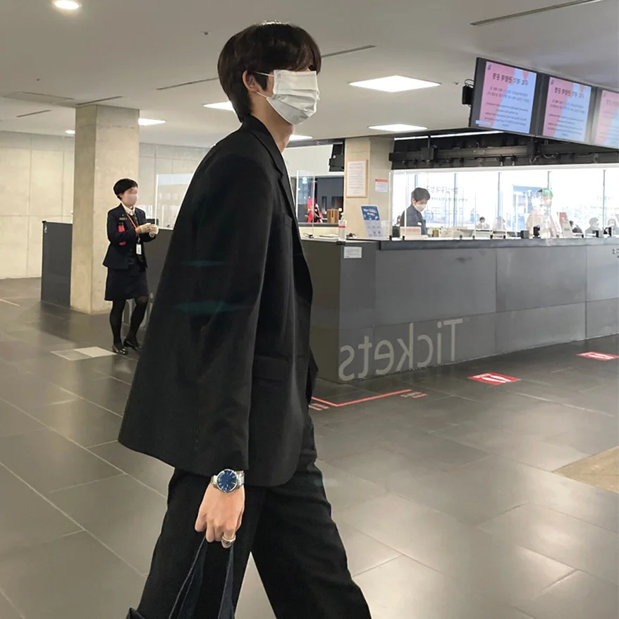 

Повседневный мужской пиджак с подплечниками, длинными рукавами, свободного кроя, молодежный тренд, осенняя одежда, однотонный, с плоским воротником, на одной пуговице