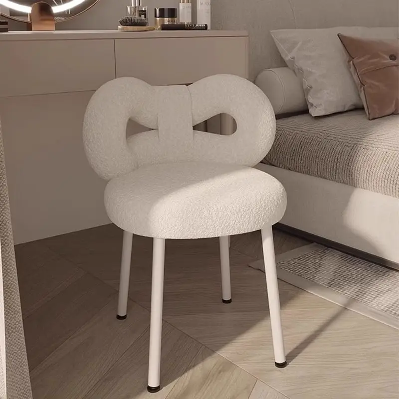 ミニマリストモダンな女性用ネイルチェア、リビングルームや寝室用のファッショナブルな背もたれ付きメイクアップスツール