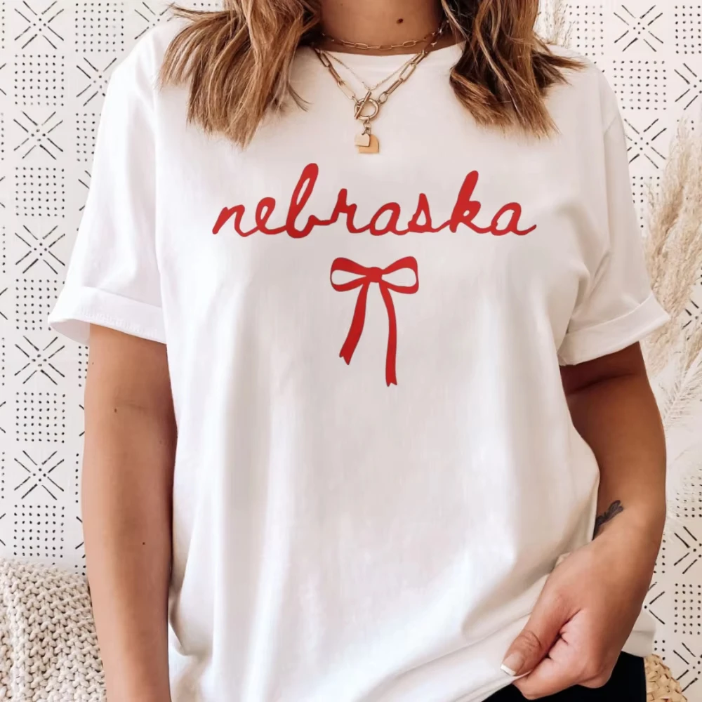 Nebraska Bow Motif Cotton Unisex Tee Casual Streetwear Top Minimal State‑themed Fashion Garment Locals Visitors Travel lover Tee