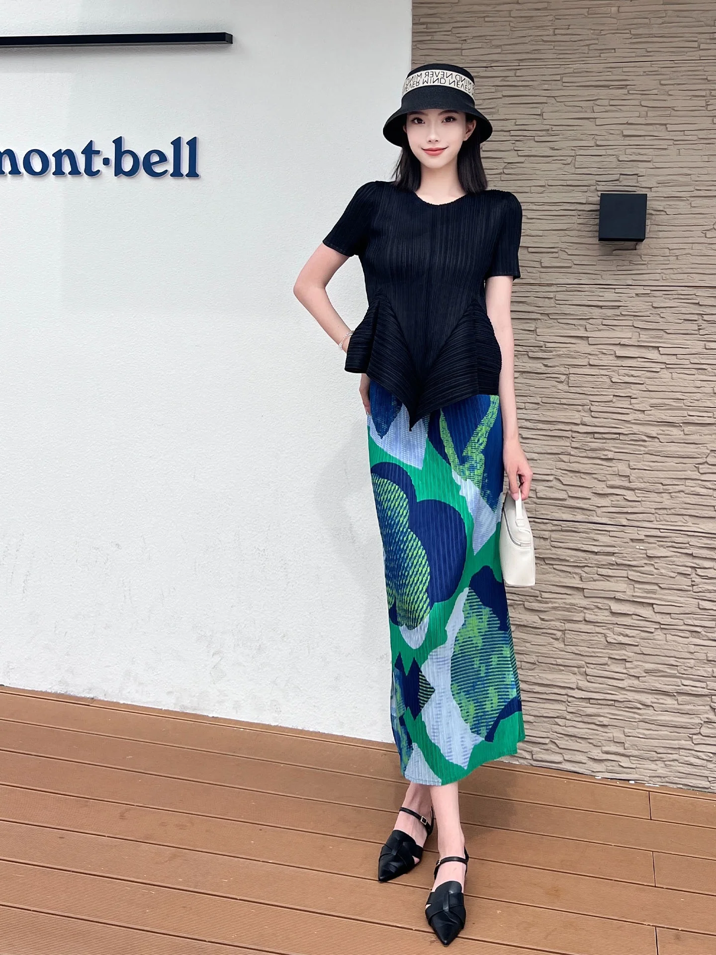 

Комплект из черного топа для похудения и плиссированной юбки с принтом в ретро-стиле от Sanza Art Creation