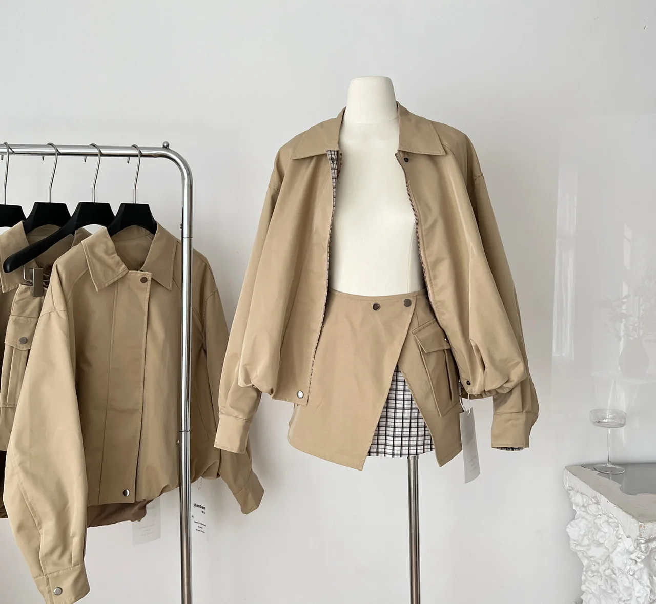 

Женская весенне-осенняя уличная одежда, комплект из двух предметов, женская свободная куртка на молнии с длинными рукавами + лоскутная мини-юбка трапециевидной формы