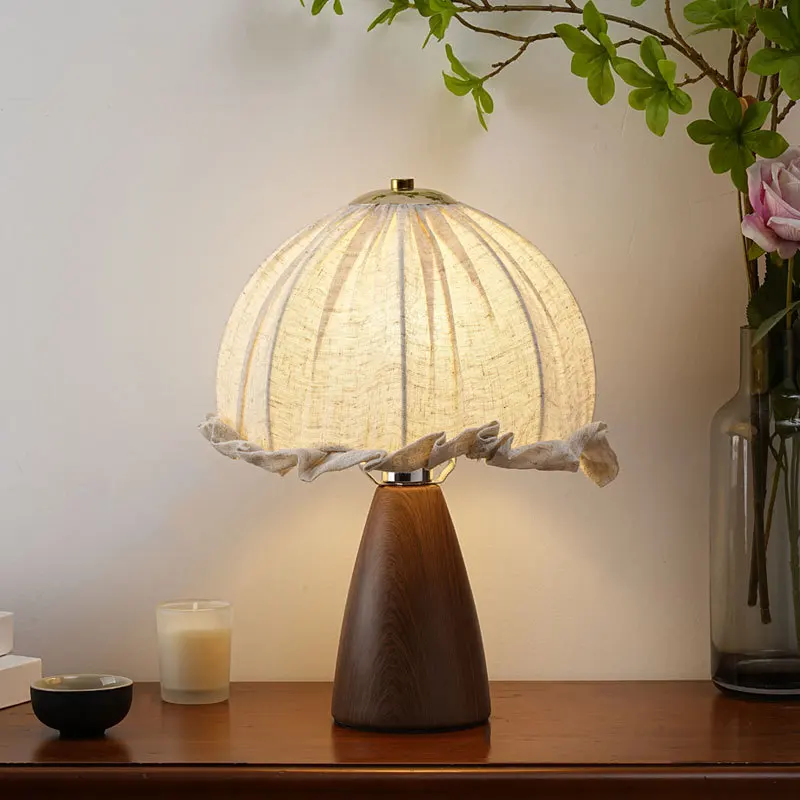 

European style warm cloth covered wind lamp, luxurious ceramic, American style countryside retro desk lamp, bedside night light