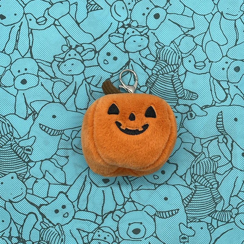 Halloween-Serie: Plüsch-Rucksack-Anhänger mit Kürbis-, Totenkopf- und Mumienmotiven, mehrfarbige Plüsch-Anhänger mit Schneedrachen-Motiv, Plüschtiere, Geburtstagsgeschenke. – Detail 1