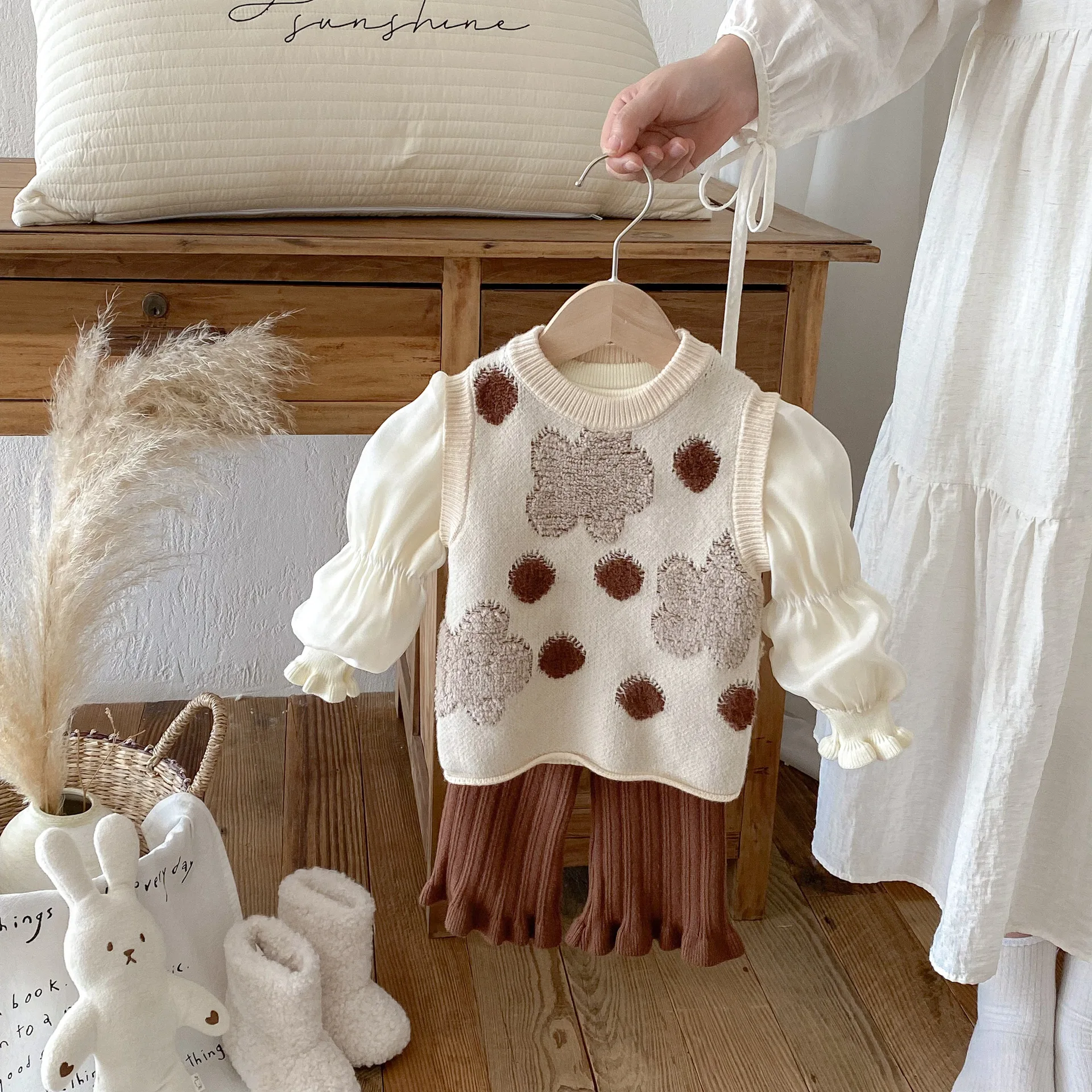 

Girls' Autumn and Winter Clothing 2025 New Fashion Suit Children's Baby Girls' Children's Sweater Vest Three-piece Set