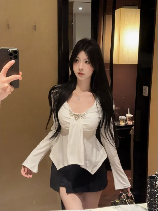 

Элегантный женский топ с изысканной отделкой, облегающий, с V-образным вырезом, открывающим ключицы, модный, сексуальный, трендовый, Nicole Rose M2909, Осень 2025