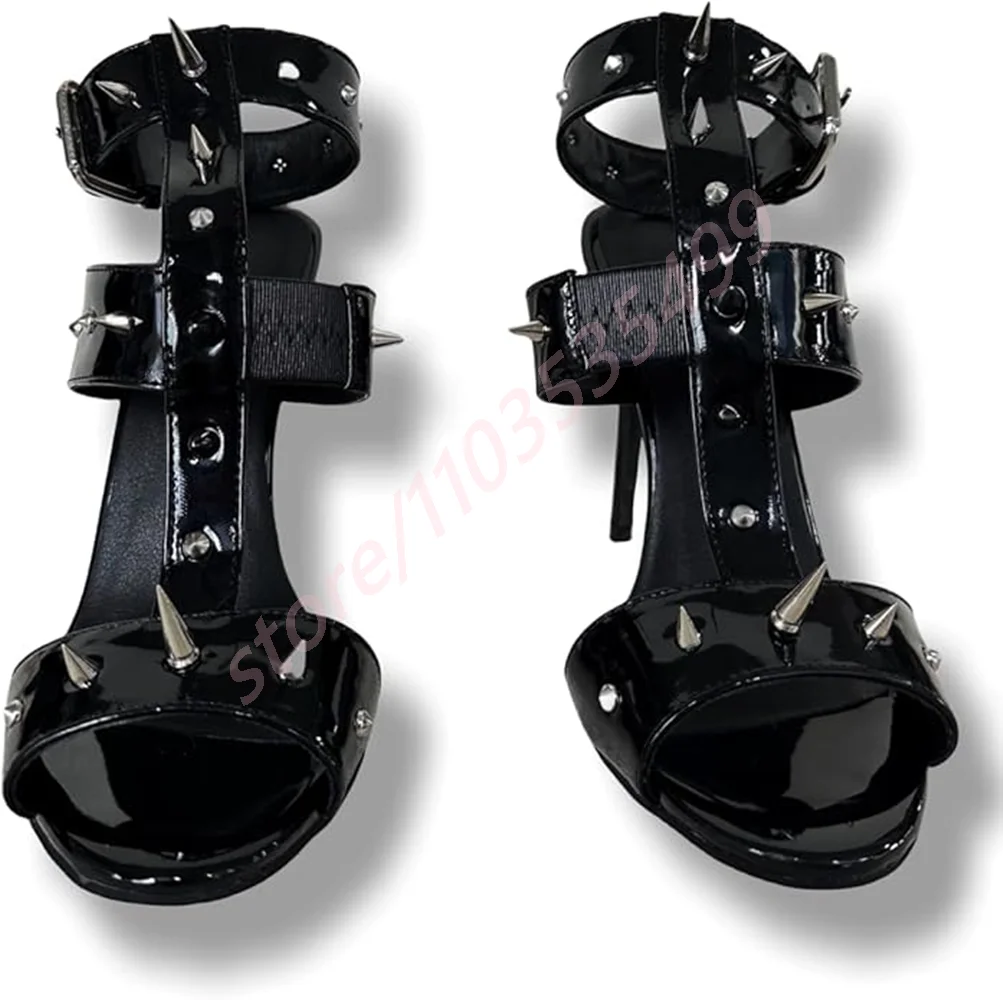 

Черные сексуальные сандалии с открытым носком и заклепками, лето 2023, новые модные женские уличные подиумные модные вечерние повседневные сандалии на шпильке с пряжкой