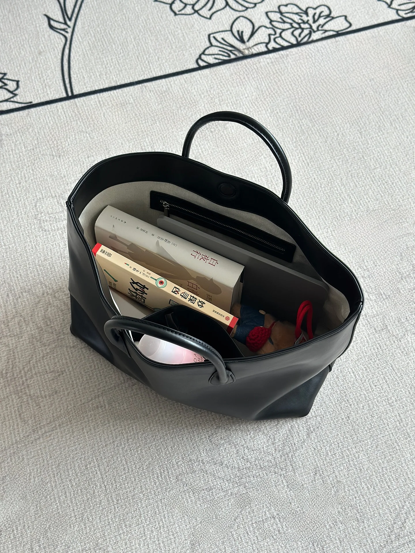 

Black Commuter Large Capacity Tote Bag Women's 2026 New High-End Sensation Elegant Handbag Summer Outing Shoulder Bag