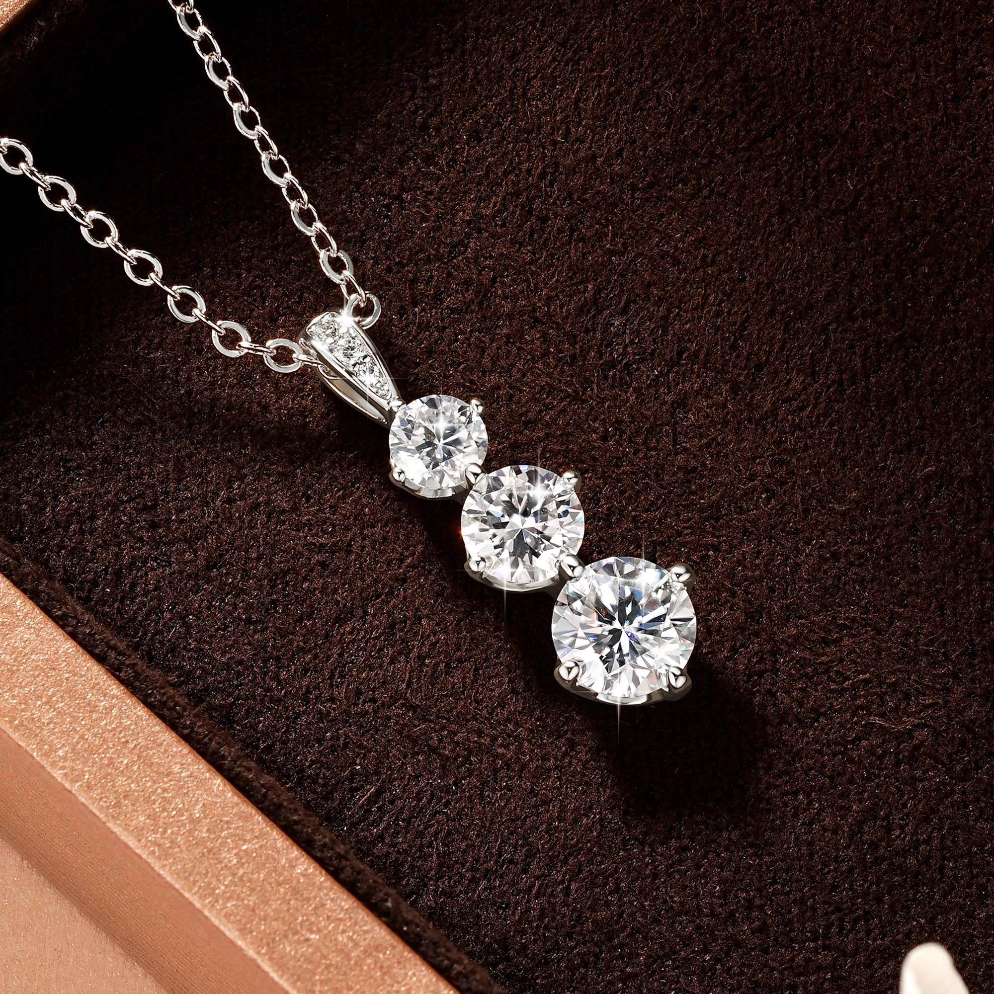 Abestecom Halskette mit drei Steinen und Kronenanhänger, 6 mm, rund, VVS1, D-Farbe, Moissanit-Halsketten, Damenschmuck, feines Geschenk-Accessoire – Detail 6