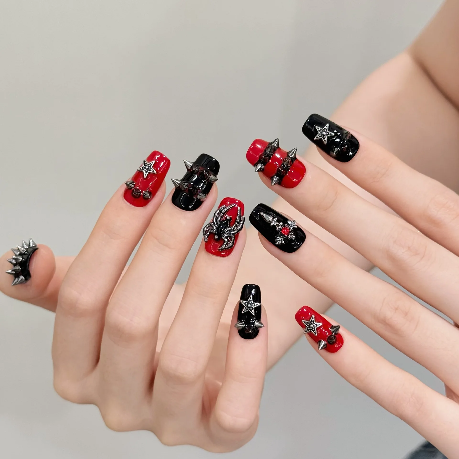 Halloween Punk Rock – Ragno a blocchi di colore nero e rosso tempestato di borchie scure, ragazza calda dolce e piccante, adesivi per unghie fatti a mano unici da 10 pezzi
