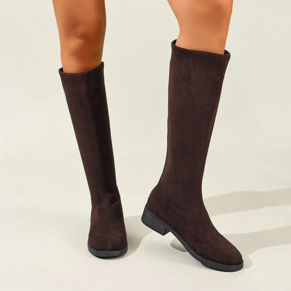 Winterliche Rundzehen-Stiefel aus Wildleder, sexy und bequem, mit niedrigem Absatz, modischer neuer Stil, elegante Modenschau-Ritterstiefel für Damen. – Detail 7