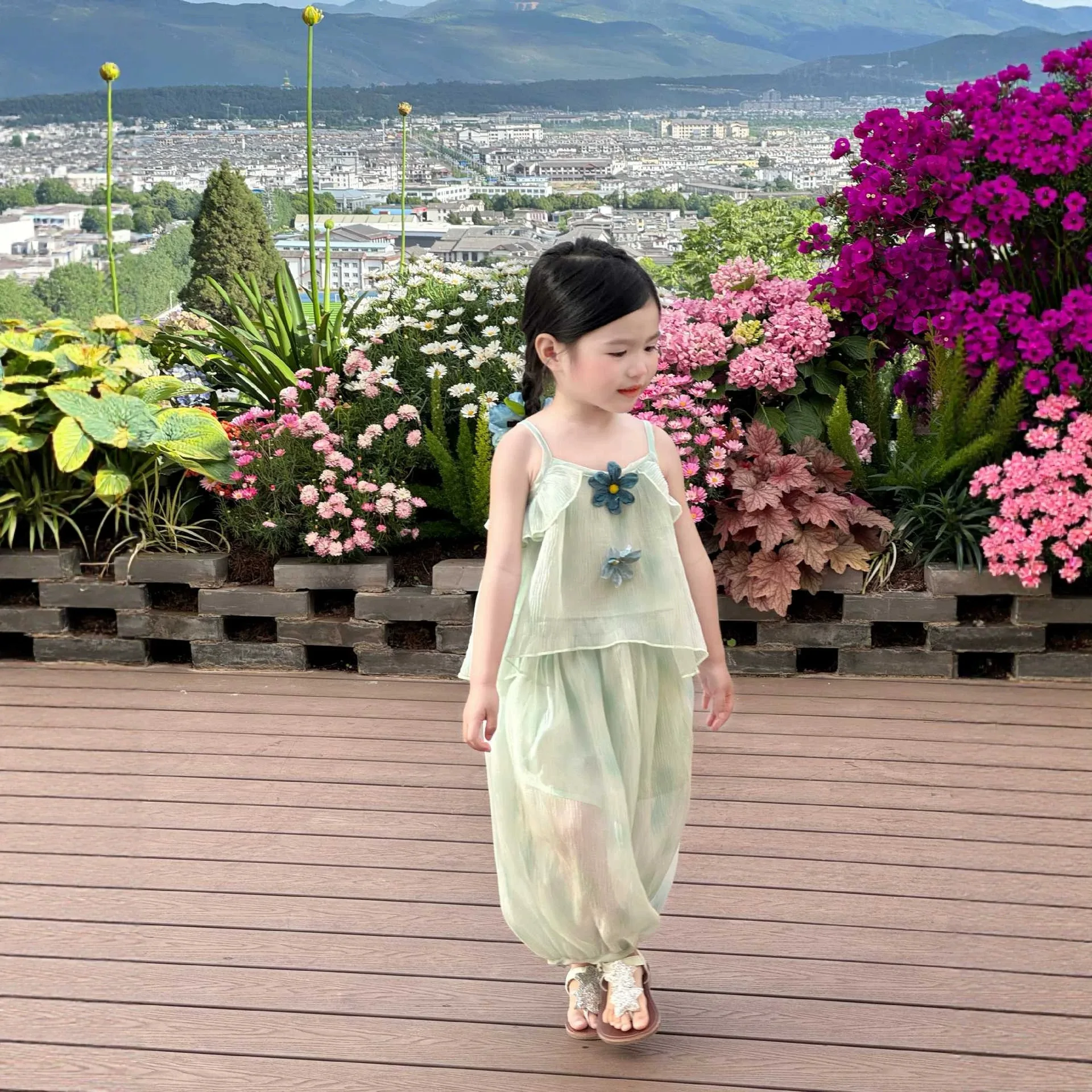 2026 Summer New Korean Childrens Clothing Girls Gradient Wrinkled Flower Strap Mosquito Pants Set