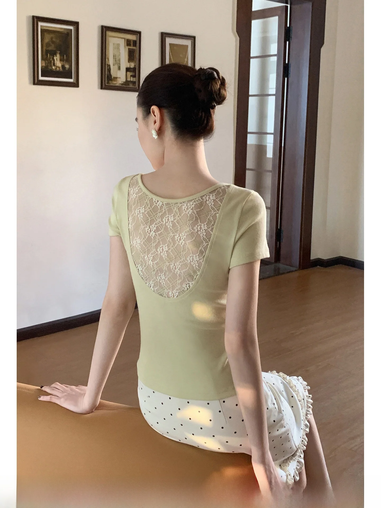 

XXNING Lace Hollow out Back Color Block round Neck Short Sleeve T-Shirt Women's Casual Style Slim Fit High Waist Design Sprin...